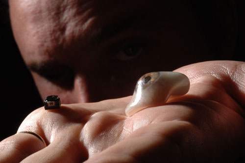 生化眼奇人“眼球博客人”拥有生化眼 酷似科幻机械人