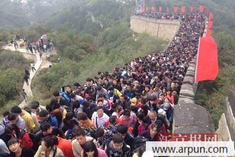 八达岭长城迎客流高峰山下公交站万人候车