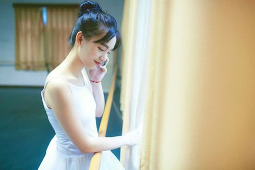 �ƲӲ�QQ�ռ��ز�_���Ů��ƲӲ�������Ƭ