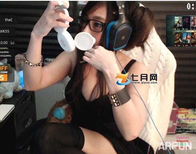 LOL女直播jennythesquirrel胸围多大 其大尺度不雅摇乳视频直播观看