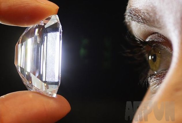 科学家造出比天然钻石更坚硬的夜光宝石