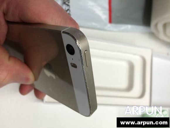 机身惨不忍睹 官翻iPhone5s开箱图赏官翻iPhone5s图片 磕碰明显