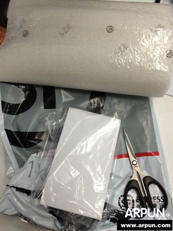 机身惨不忍睹 官翻iPhone5s开箱图赏机身惨不忍睹 官翻iPhone5s开箱图赏