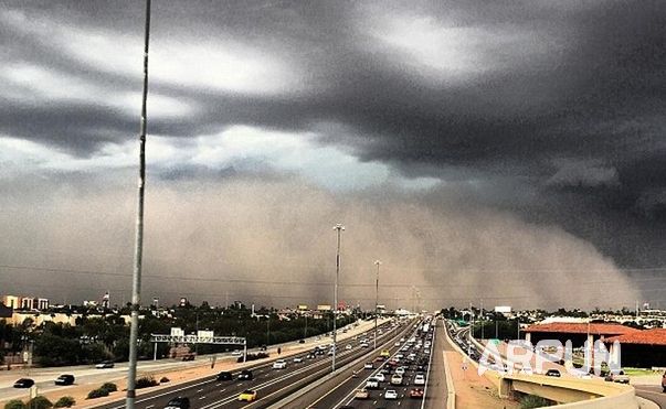 美国凤凰城再次遭特大沙尘暴哈布风暴袭击