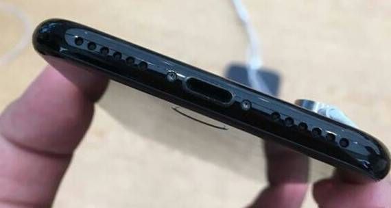 亮黑色iPhone 7裸奔不戴套?后果可很严重哦亮黑色iPhone7不戴套裸奔之后 辣瞎眼睛!