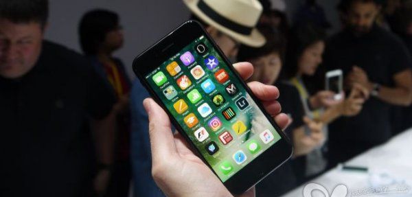 苹果iPhone 7对决Galaxy S7评测