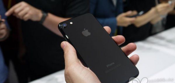 苹果iPhone 7对决Galaxy S7评测