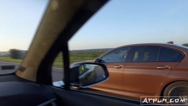 特斯拉Tesla P90D的车主在公路上与另一辆BMW M5 F10竞速对决被货车超过