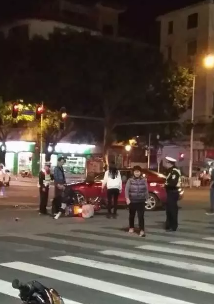 增城街头男子被撞头破血流!