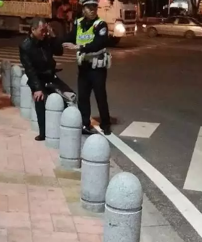 增城街头男子被撞头破血流!