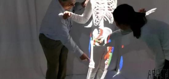 这项 AR 技术将你活生生地“解剖”给别人看