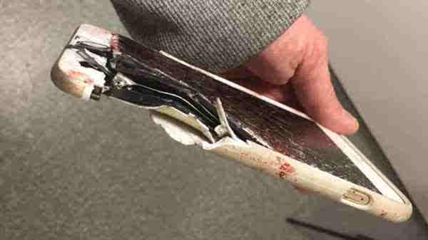 Ӣ����Ϯ��ը iPhone����Ů����������ָû��