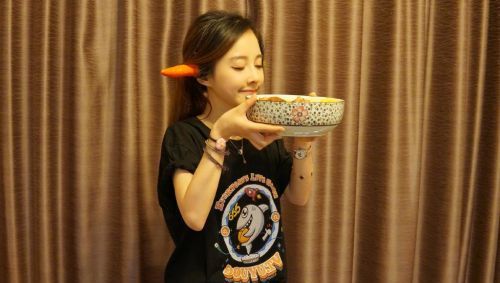 冯提莫“因祸得福”坐稳斗鱼一姐 直播间猛增200万关注