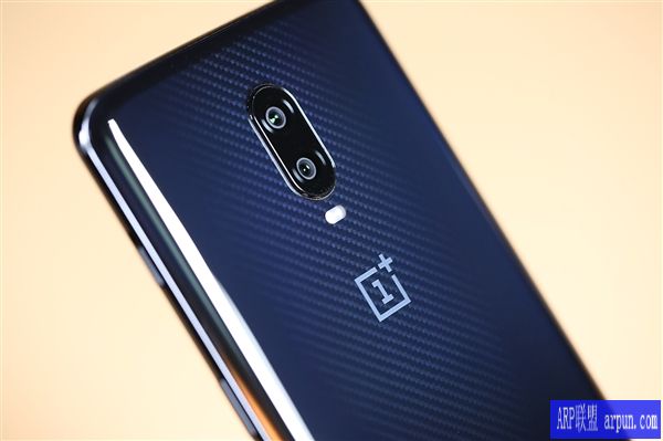一加7pro外形了解下:延续水滴屏 后置双摄