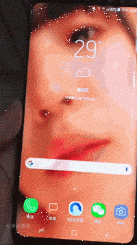 美女疯狂亲屏幕动态壁纸 GIF图