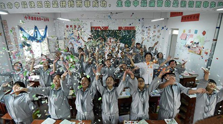 高考结束抛书撕复习资料图片